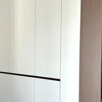 销售说"色板在店里对过光，错不了"，业主说"明明在店里选的是很接近的颜色，装完怎么就变了个色"：对完9.4万赞的选色卡神帖、同一对"菱花白"CP的两极差评、5组实测对色记录和1位设计师的三次打样自白，我把全屋定制的"色差"拆成4条根因、1个顺序裁定、1套三光对色法、交钱前的5个封样动作和翻车后的3条补救路