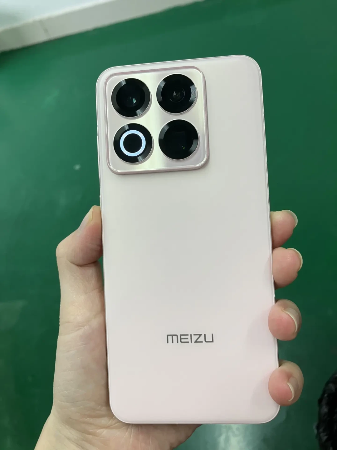 iPhone Duo反掰闪屏上热搜,“魅族前高管”李楠反问评测者:煤油先别急着站队,这三本账先对完