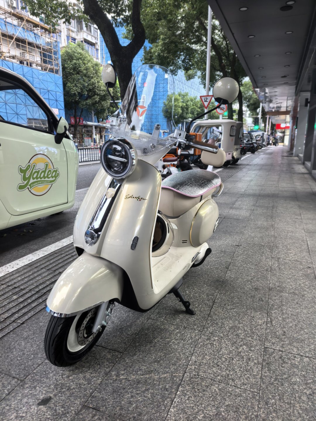 雅迪把白鲨Ⅱ押上了钠电池：翻完4个平台的成交价、一份130km实测和9月1日「锂征钠免」新政，钠电和石墨烯之间犹豫的人有答案了