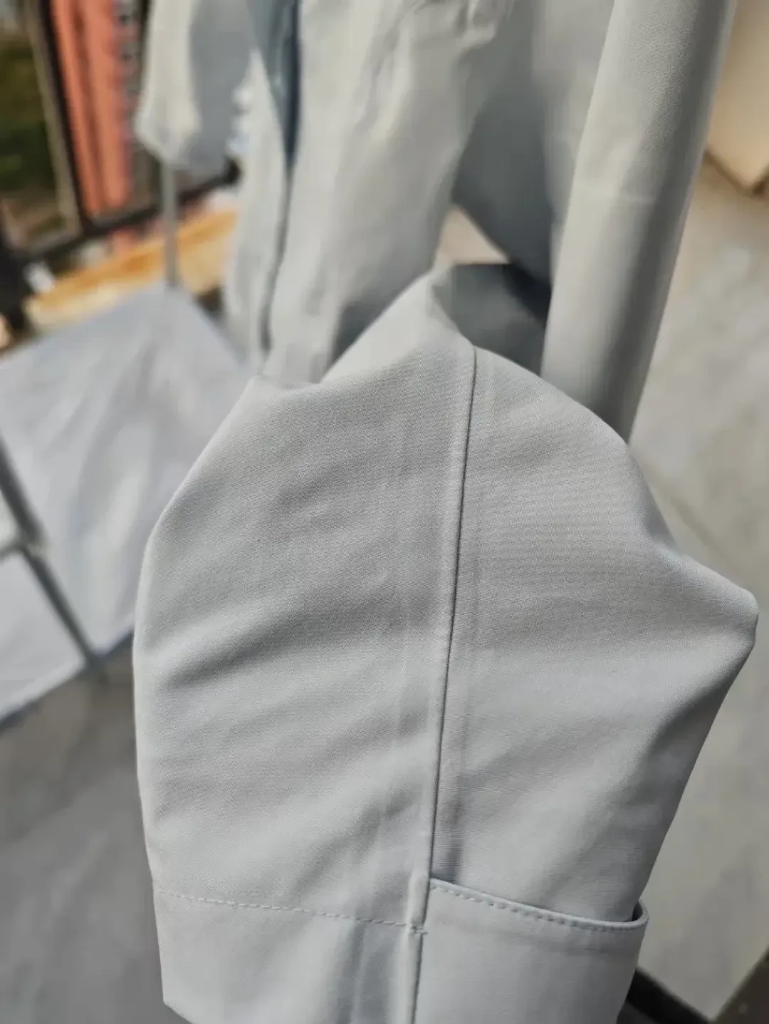 干洗店劝你千万别水洗,消保委却说40℃低速机洗:你的冲锋衣,防水到底是被谁洗没的?