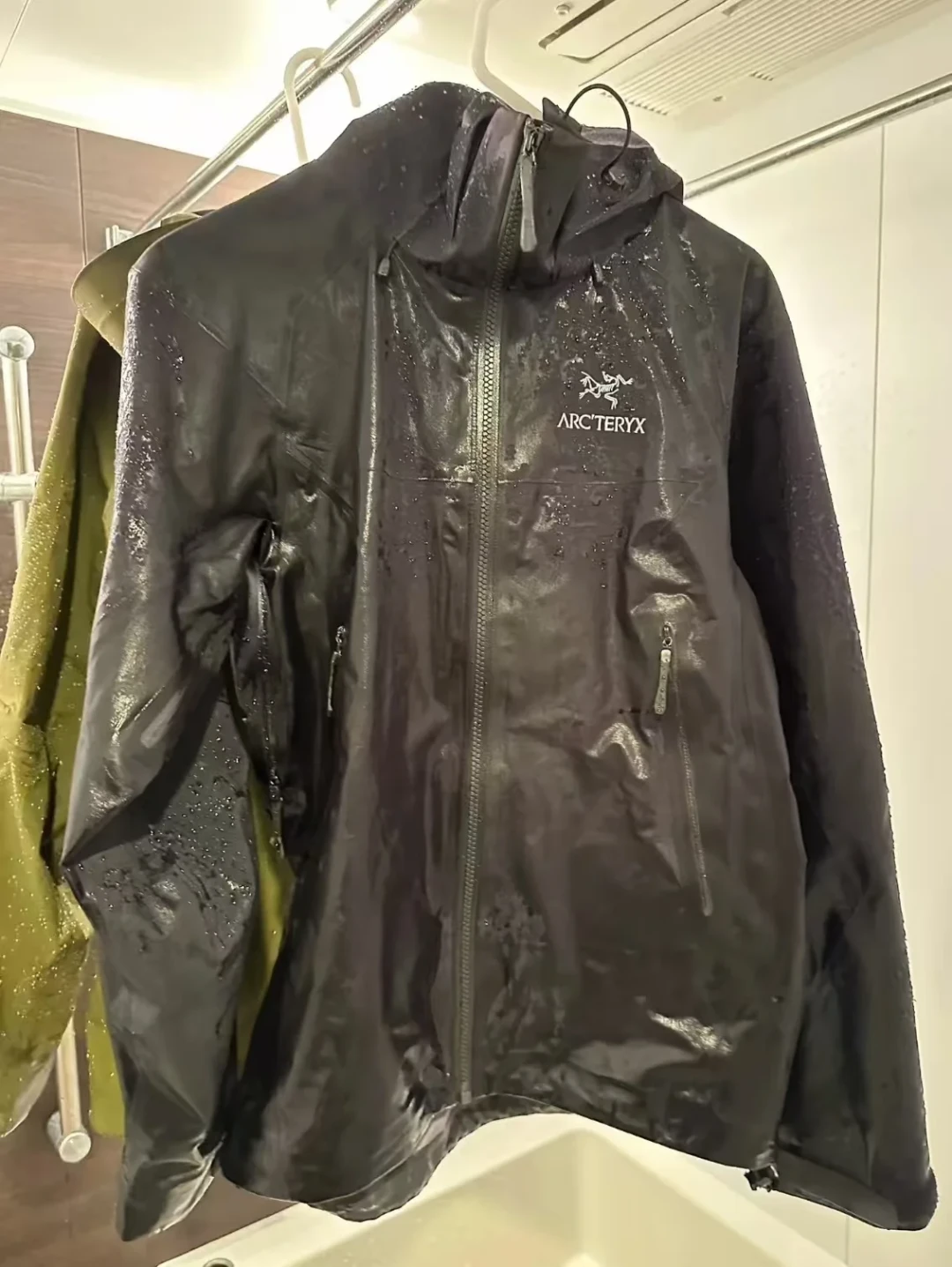 干洗店劝你千万别水洗,消保委却说40℃低速机洗:你的冲锋衣,防水到底是被谁洗没的?