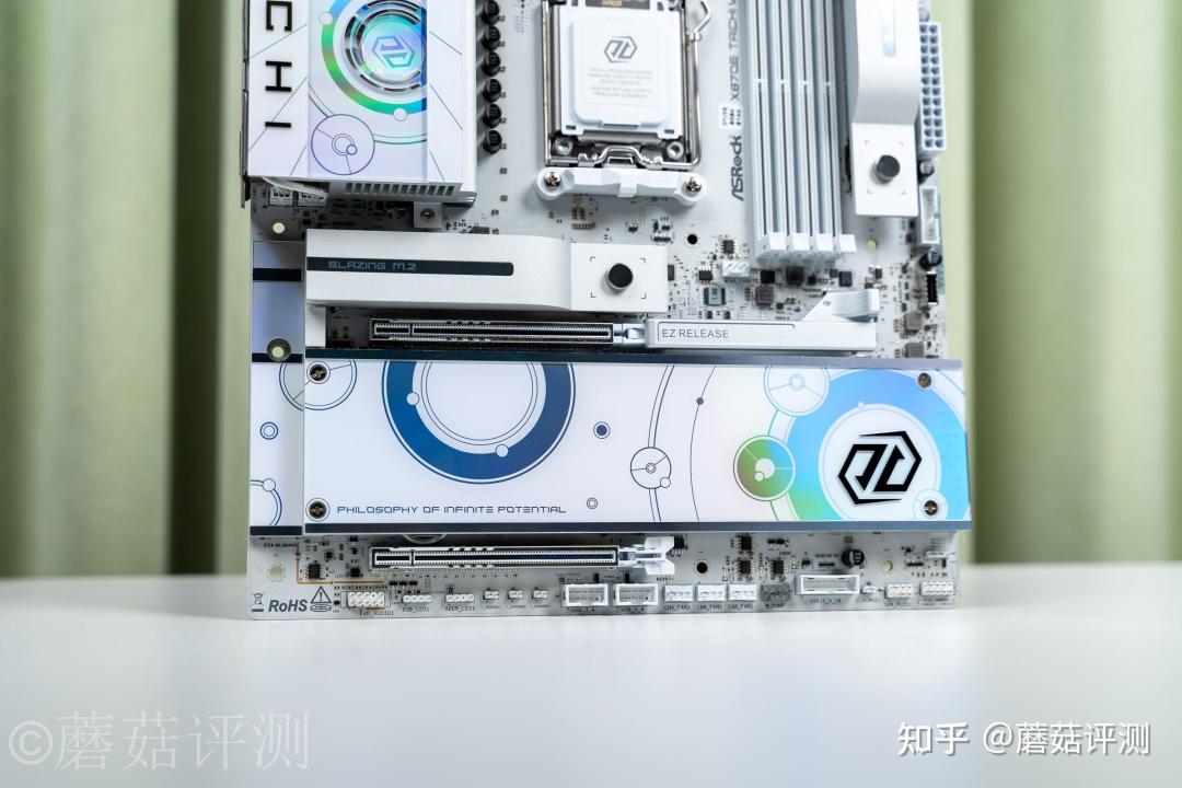 4299 与黑版同价:华擎首块纯白旗舰下场混战,这次白色全家桶的账要分开算