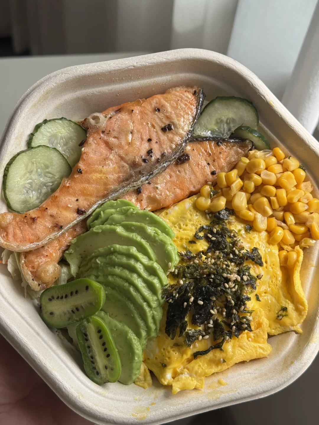 「哈佛211饮食法」九月还在刷榜:我给卡秤的减脂人对了四笔账——“哈佛”是网友贴的标签,油根本不在配比里,那一拳蛋白藏着三倍热量差