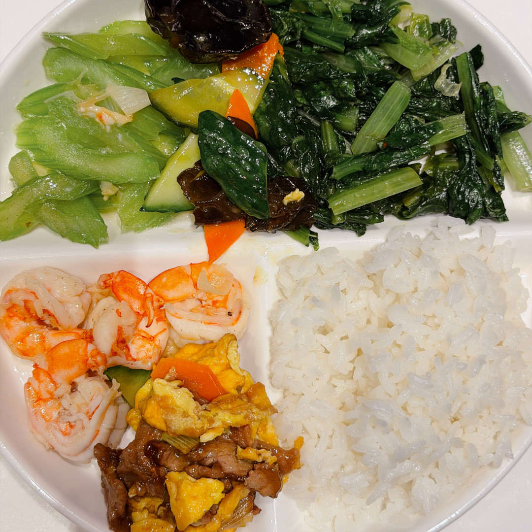 「哈佛211饮食法」九月还在刷榜:我给卡秤的减脂人对了四笔账——“哈佛”是网友贴的标签,油根本不在配比里,那一拳蛋白藏着三倍热量差