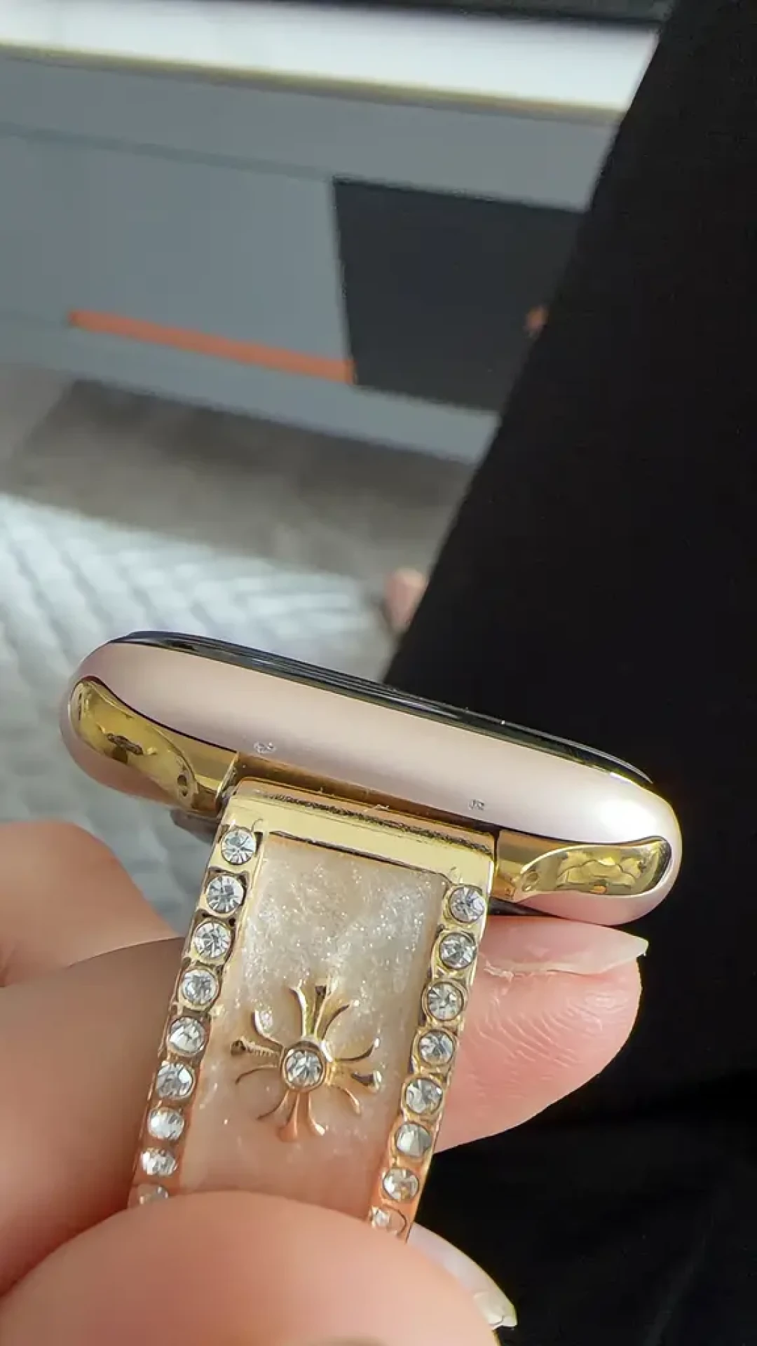 Apple Watch S12明天开售,官网却悄悄下架了旧运动表带:被起诉的氟橡胶、评论里200赞的“该给老用户补偿”——旧带要不要扔、新带怎么买,十几块到779元一次算清