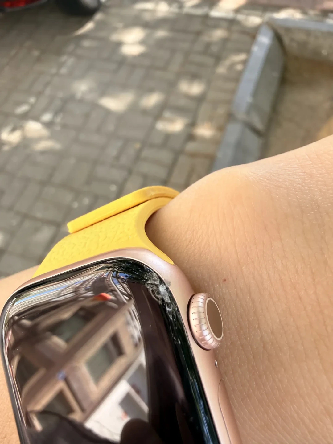Apple Watch S12明天开售,官网却悄悄下架了旧运动表带:被起诉的氟橡胶、评论里200赞的“该给老用户补偿”——旧带要不要扔、新带怎么买,十几块到779元一次算清