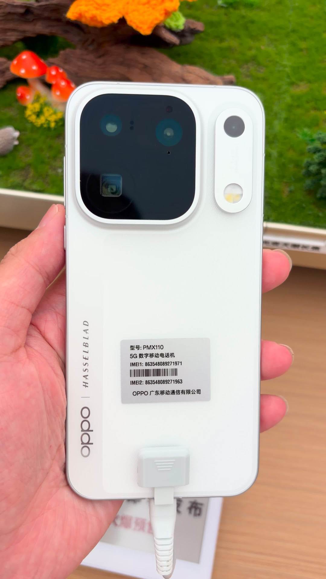8000mAh塞进Find X10之后,手感口碑劈成了两半:门店摸机帖喊「硌手不如荣耀」,上手博主却说「圆润不硌手」——X8/X9老用户9月22日盲订前,先把厚度、边框、重量三本账摸清