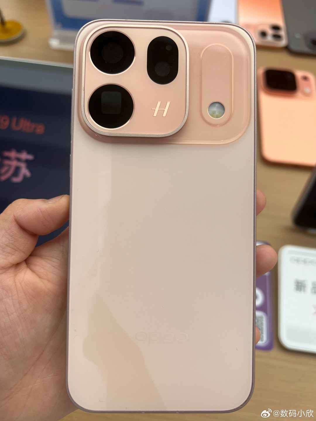 8000mAh塞进Find X10之后,手感口碑劈成了两半:门店摸机帖喊「硌手不如荣耀」,上手博主却说「圆润不硌手」——X8/X9老用户9月22日盲订前,先把厚度、边框、重量三本账摸清