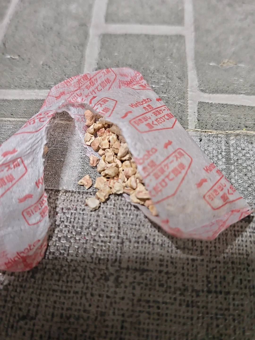 换季收衣又到往柜子里倒樟脑丸的时候了:翻完化学博主的剂量账、蚕豆病家长的忌口单和“只有放丸的柜子被蟑螂安家”的知乎血泪帖——你买的多半根本不含樟脑,防的也从来不是蟑螂,三种人一颗都别放