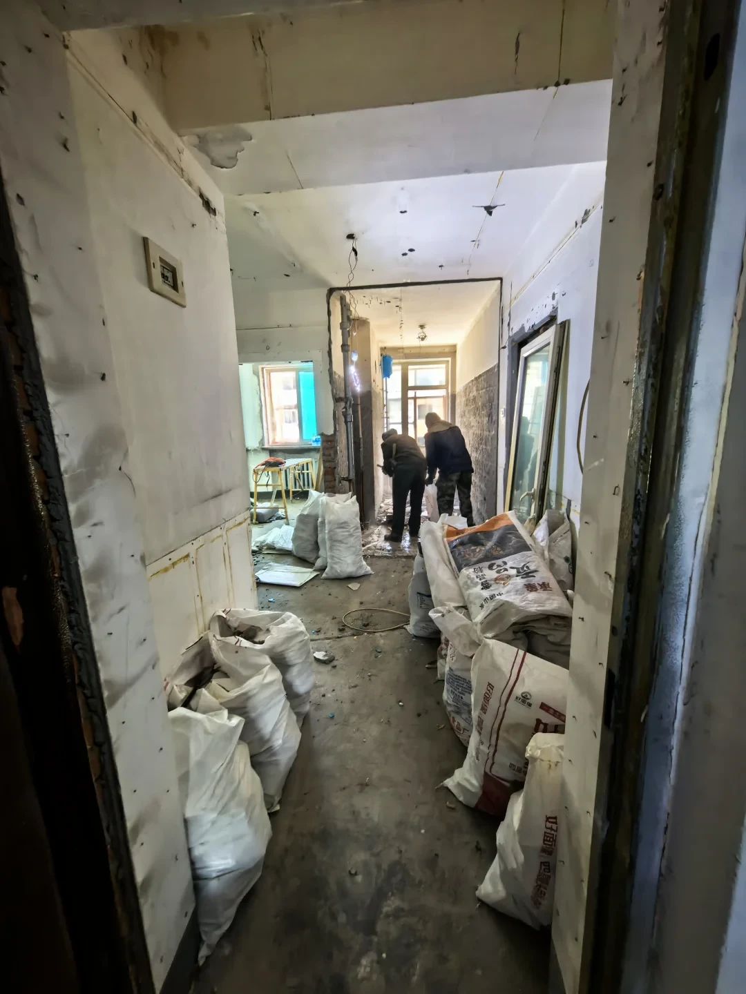一半晒「6万多买90平、再砸30多万改造还能住二十年」,一半哭「看得见的房价,看不见的翻新深坑」:翻完小红书B站知乎几十篇老破小买改账本帖、血泪翻车帖和8月多地鼓励装修新政,我把买房+改造的总账、开工后的6张隐形账单和按计划居住年数定的投入摊销线理清了