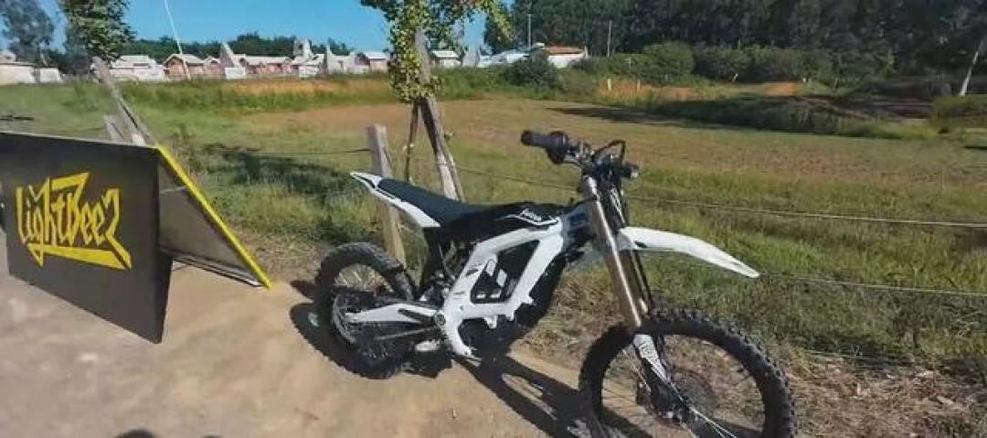 伦敦警方官宣入列重庆“极蜂”:车队从5辆扩到25辆、0-80km/h约3.6秒——先别热血上头,这台28800元电摩越野的牌、路权、场地三笔账算完再激动