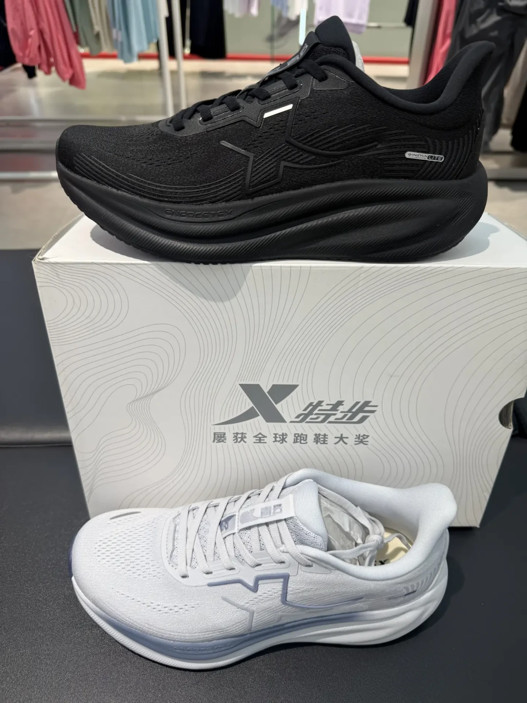 特步这个秋冬连着出了三双
