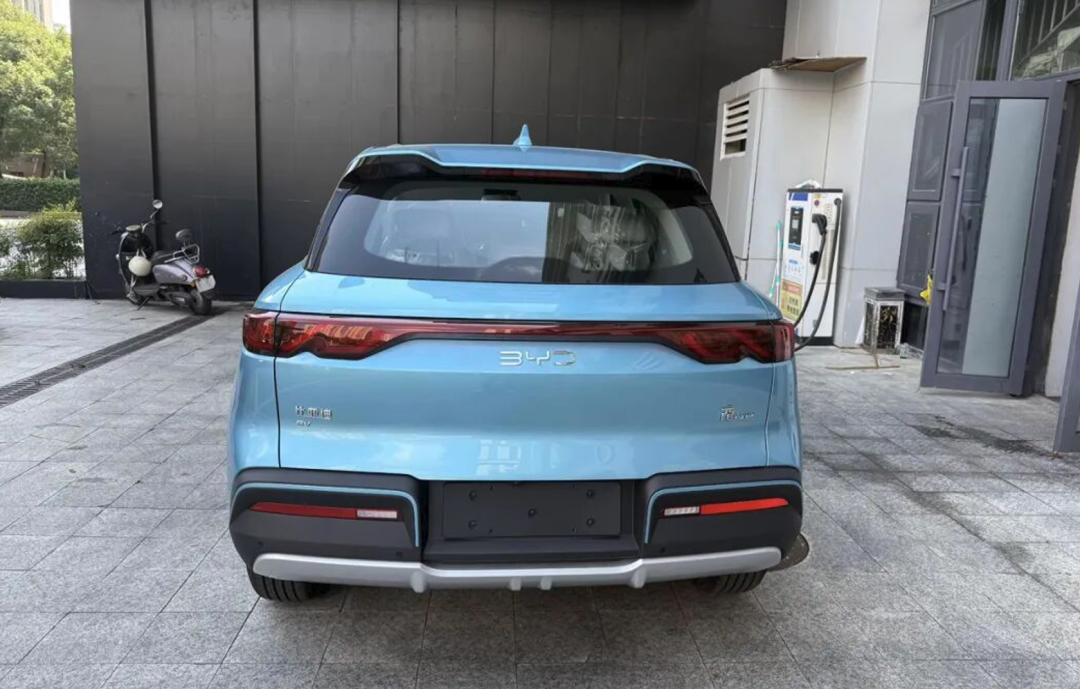 网传比亚迪2027年备料700万辆：前8个月国内只卖了约150万台，王传福押的这步棋，想换比亚迪的人先看懂三个数