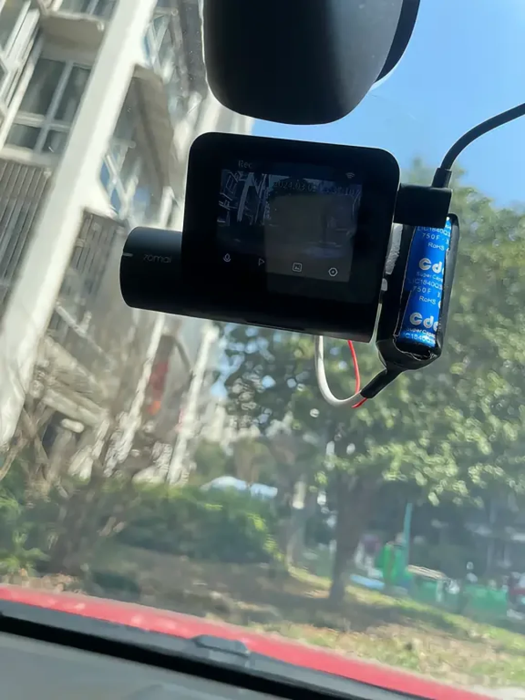 鼓包最早的征兆不是开缝,是走时:把二十来条记录仪鼓包炸机帖分完类,装车三年以上的70迈车主先做这件事