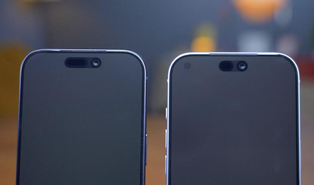 18 Pro 明天到货,先别慌左上角那块「淡痕」:屏下藏的是 Face ID 的「补光灯」不是「眼睛」——灵动岛缩了 35%、三个实时活动是真收益,但开窗区像素砍半、亮度补偿翻倍,烧屏隐忧和磨砂膜防窥膜的坑也是真代价——淡痕怎么看、膜怎么选、谁不用管谁再想想,我替你捋清了