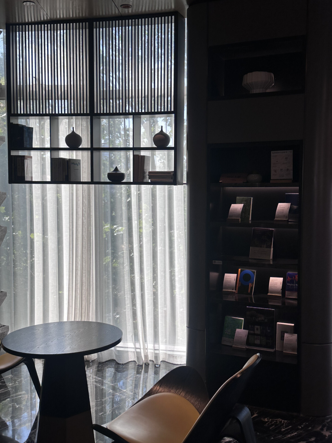 亚朵大堂里那个24小时不花钱的竹居:借阅规则、25万人借阅书单和门店方差,我一次摆清