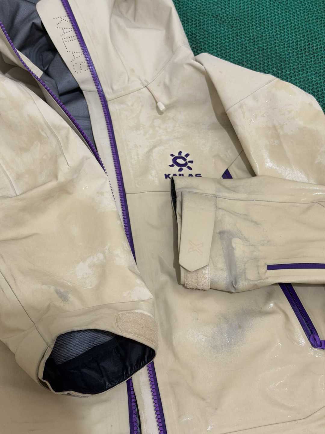 红色出片丑、绿色隐身又招虫、橙色像环卫:国庆上山这件冲锋衣的颜色,是条线题,不是口味题