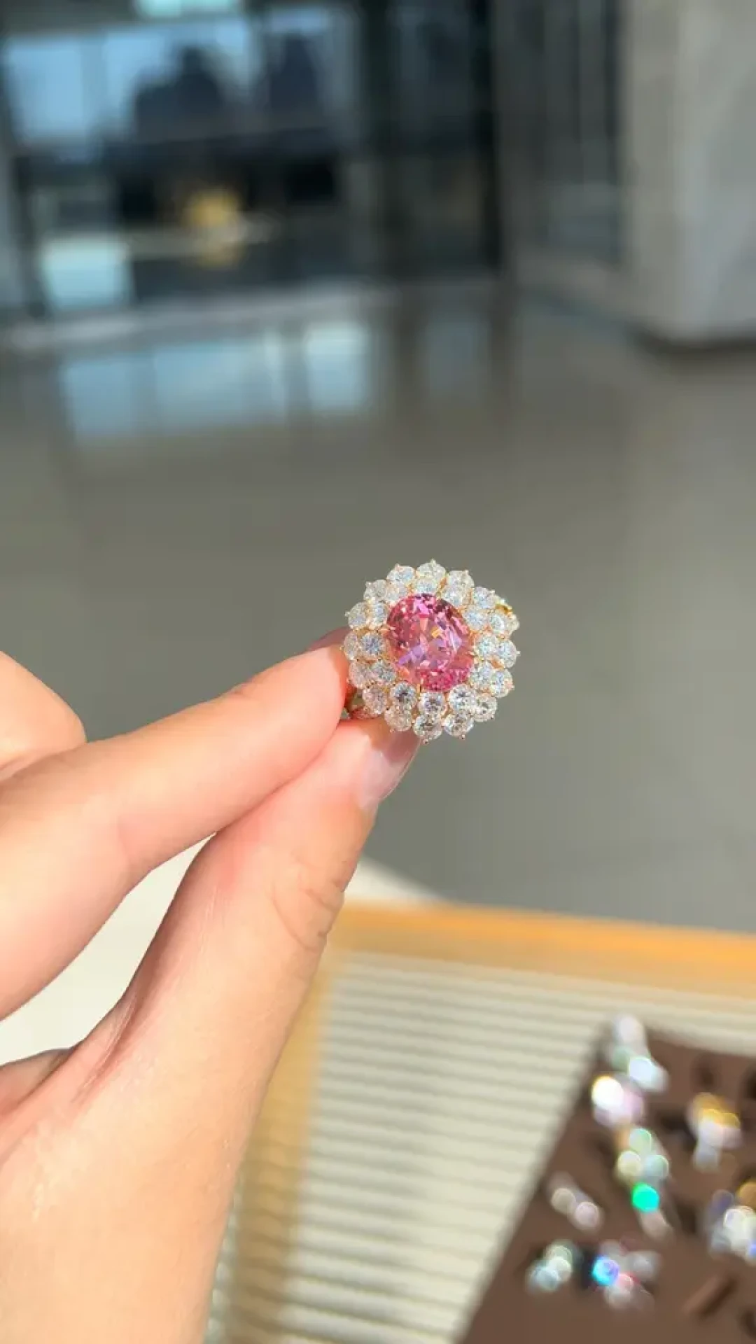 王佳芝这两个月被穿成了一种