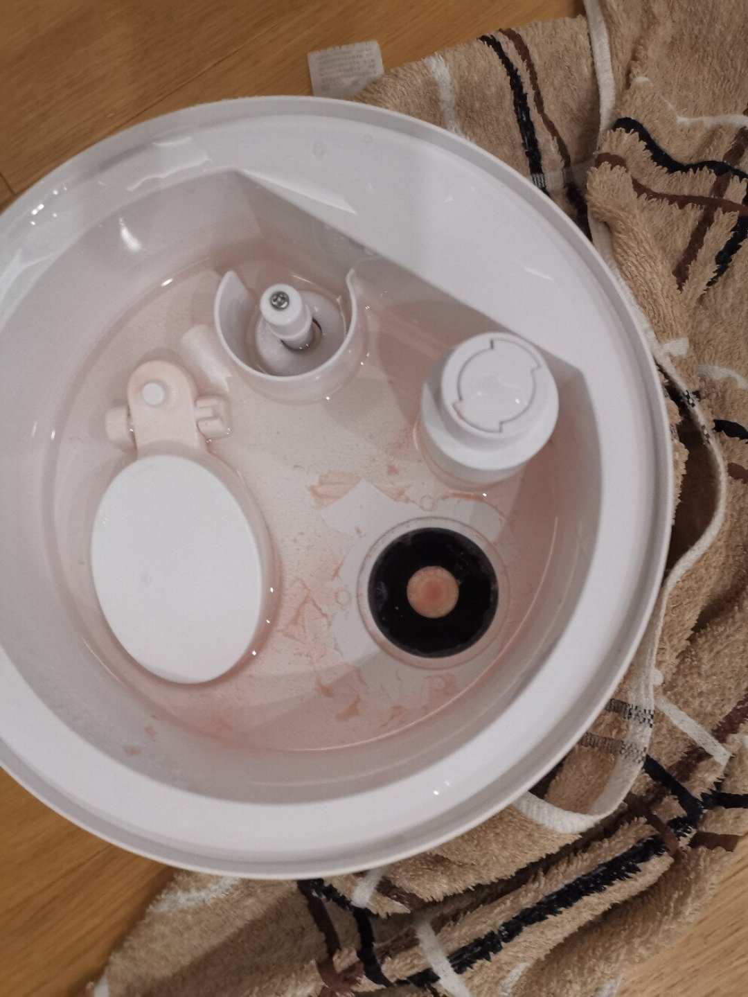 嗓子刚干三天,加湿器软广已经开刷:132条评论吵“自来水能不能加”、513赞拆机帖里的红色滑膜、还有韩国1553人死亡的旧账——发黄发臭从来不是水的锅是生物膜,三条红线想完再下单