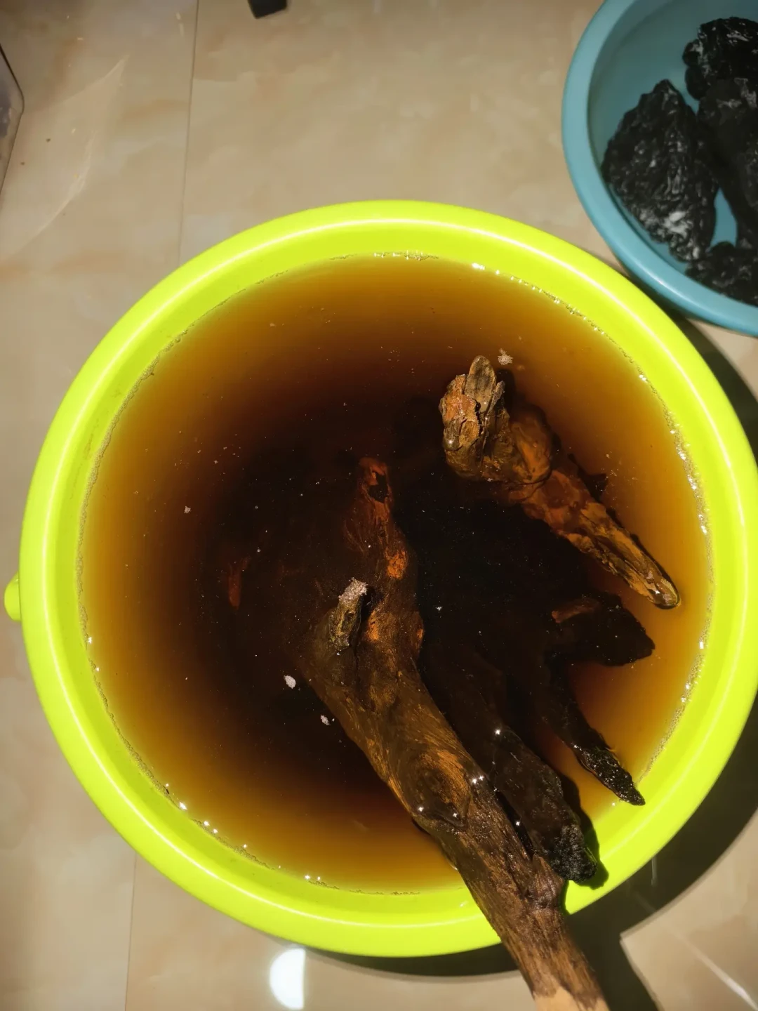 9月江河刚退水,滩上的