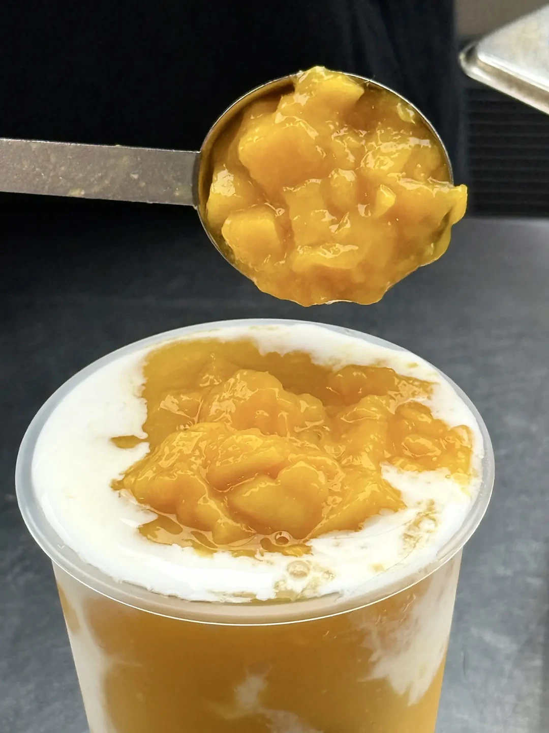 上新先备勺:古茗糯米酸奶、书亦烤布蕾、茶百道饼干碎,这轮“喝的甜品”哪几杯值得掏勺子