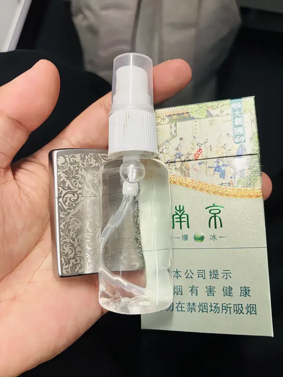 高铁能带2个打火机，但装了油的Zippo能过吗？对完现行目录和近500条玩家实测，被卡住的从来不是火机