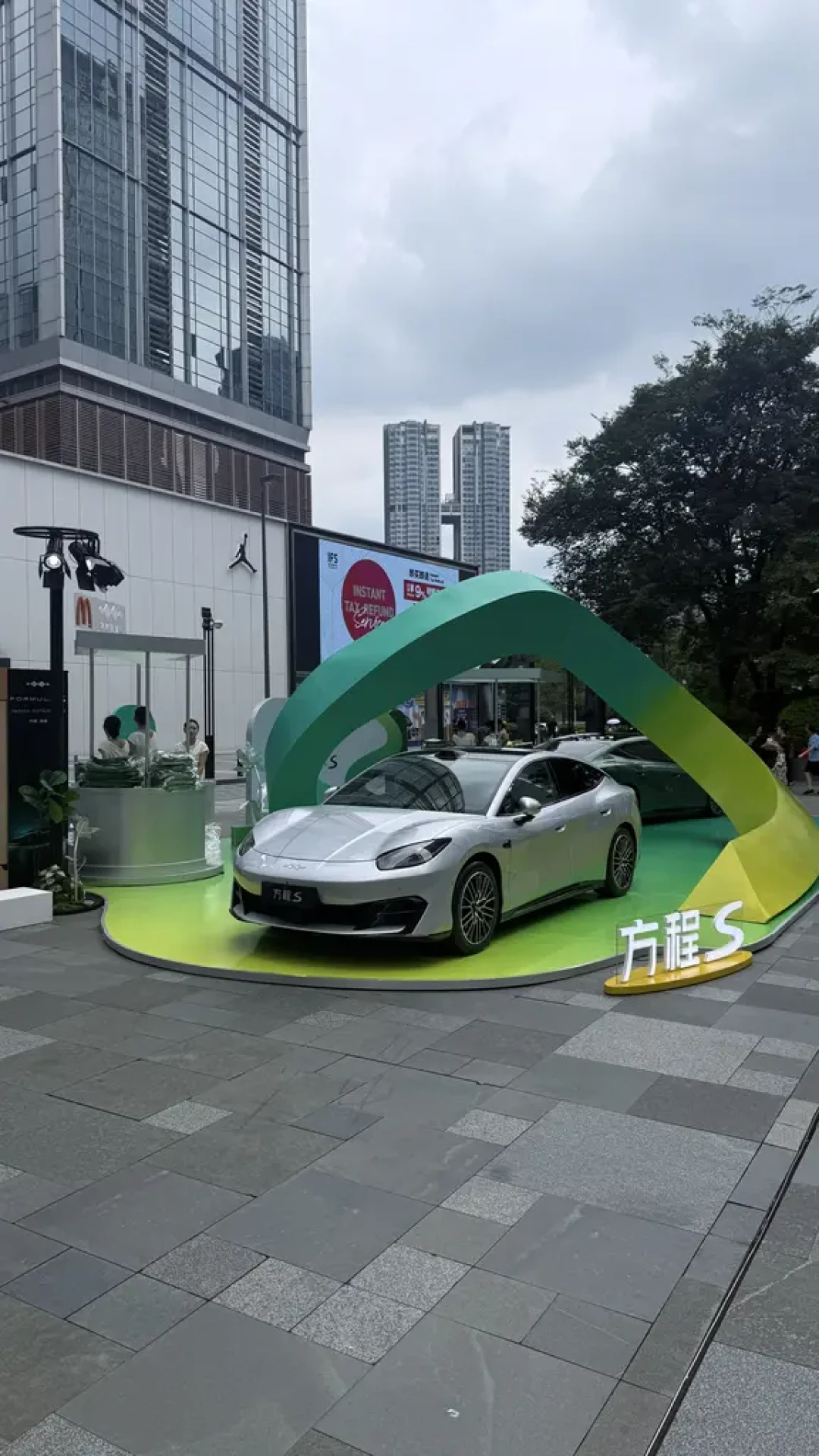 方程S上市压不住“实车争议”:8篇近两千条评论吵出三道割裂——直降4万之后,想下定的人先花10分钟到店验这五处