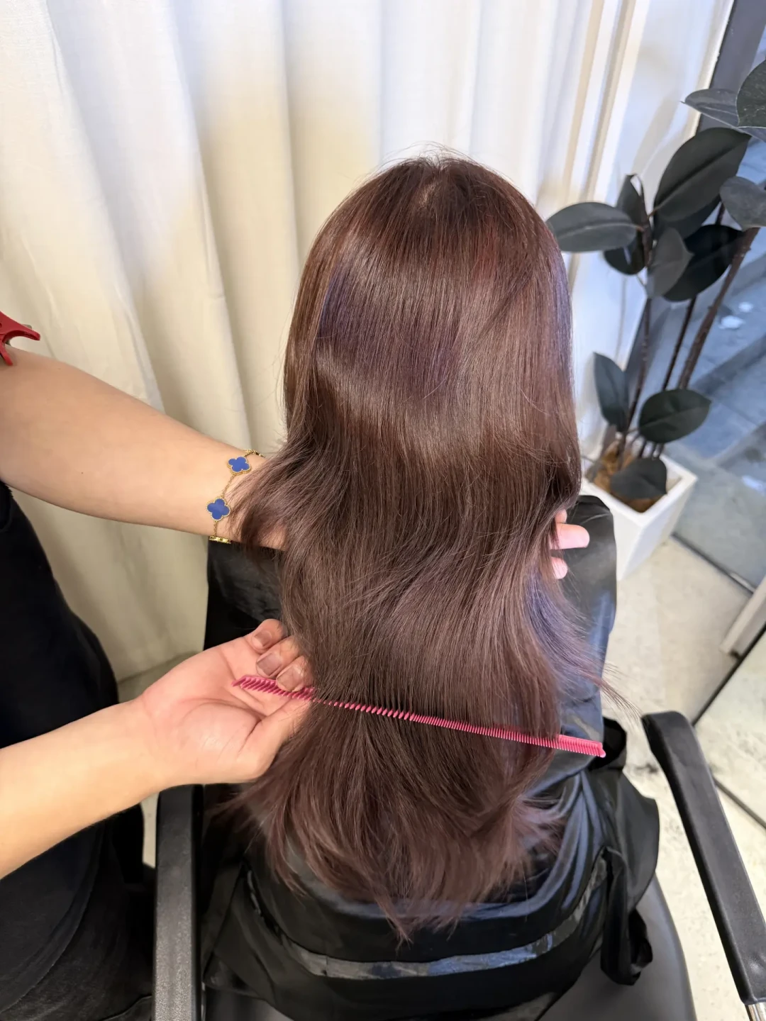 “勃艮第红”手机卖爆,理发店已把它焊上头:染红前先算清第二笔账,账单在浴室里