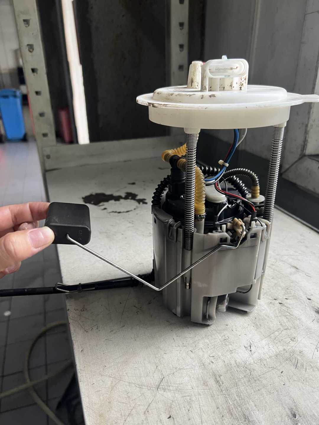 库了三个月的老车,油箱里那箱油早过期了:E10把安全停放窗口压到1-3个月,先放浮子杯、再查油箱,最后才碰启动机