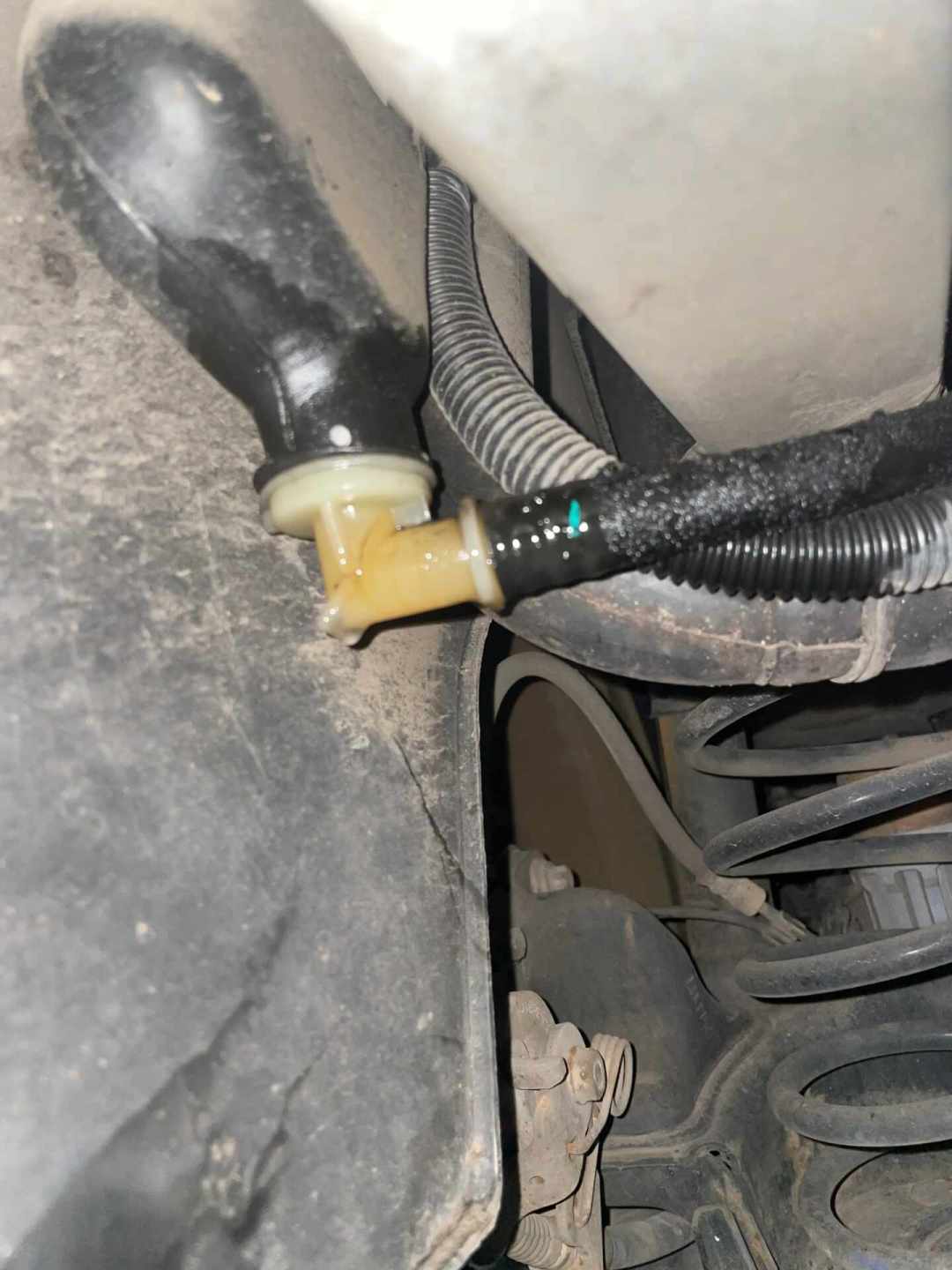 库了三个月的老车,油箱里那箱油早过期了:E10把安全停放窗口压到1-3个月,先放浮子杯、再查油箱,最后才碰启动机