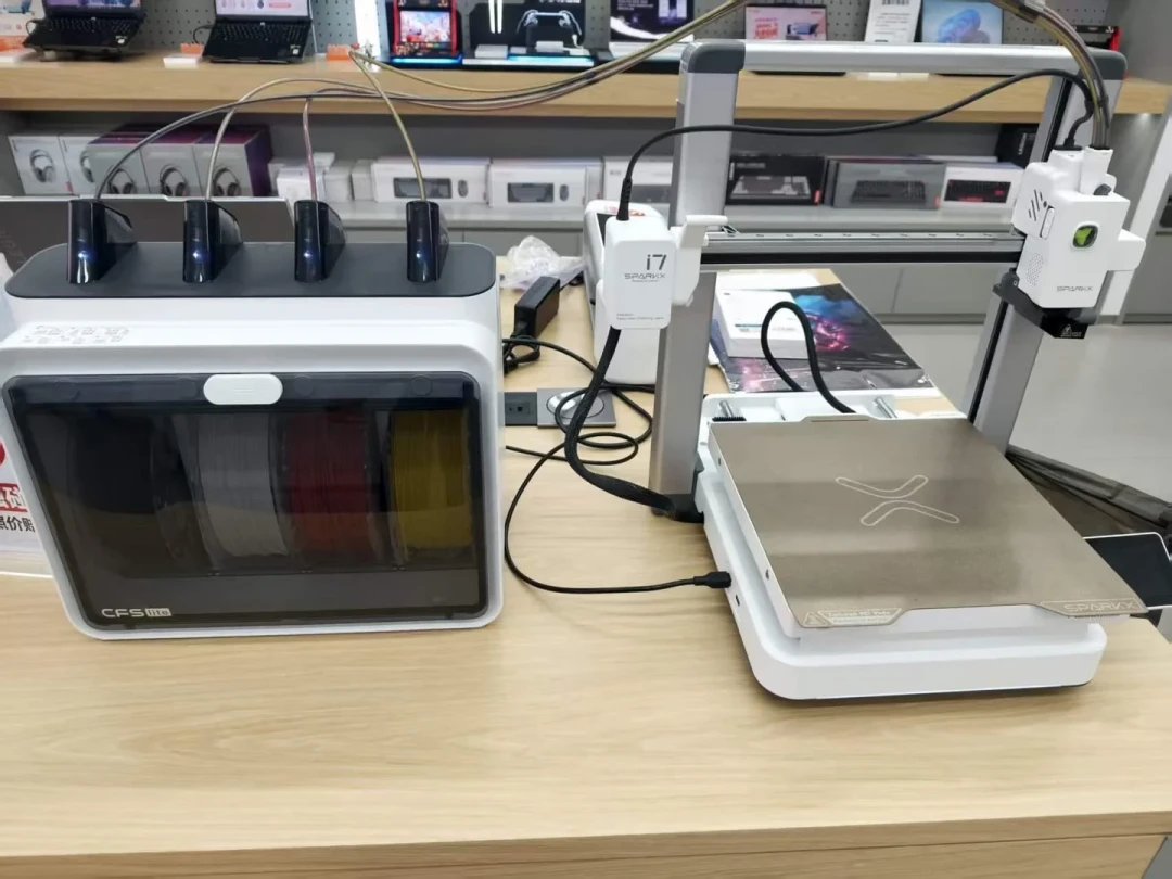 100台创想三维打印机摆进联想门店:百店开玩上线48小时,第一批实拍长这样