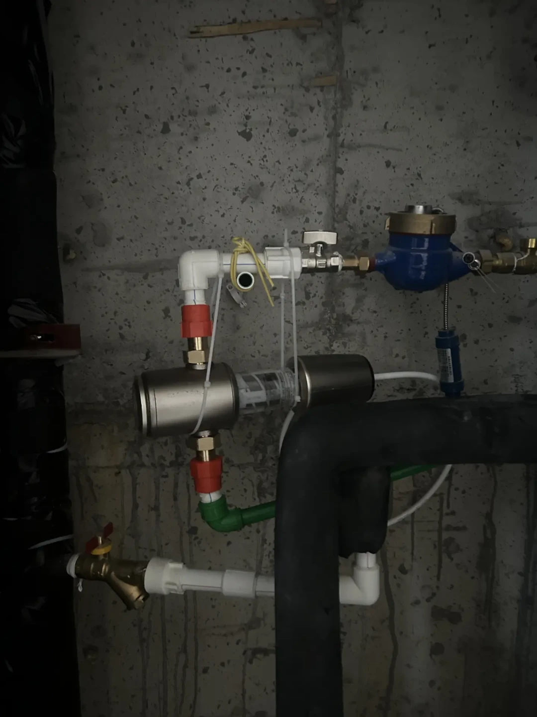 0.381兆帕的业主在求助,评论区惊了:装全屋净水前,先花几十块测水压,再谈格兰富