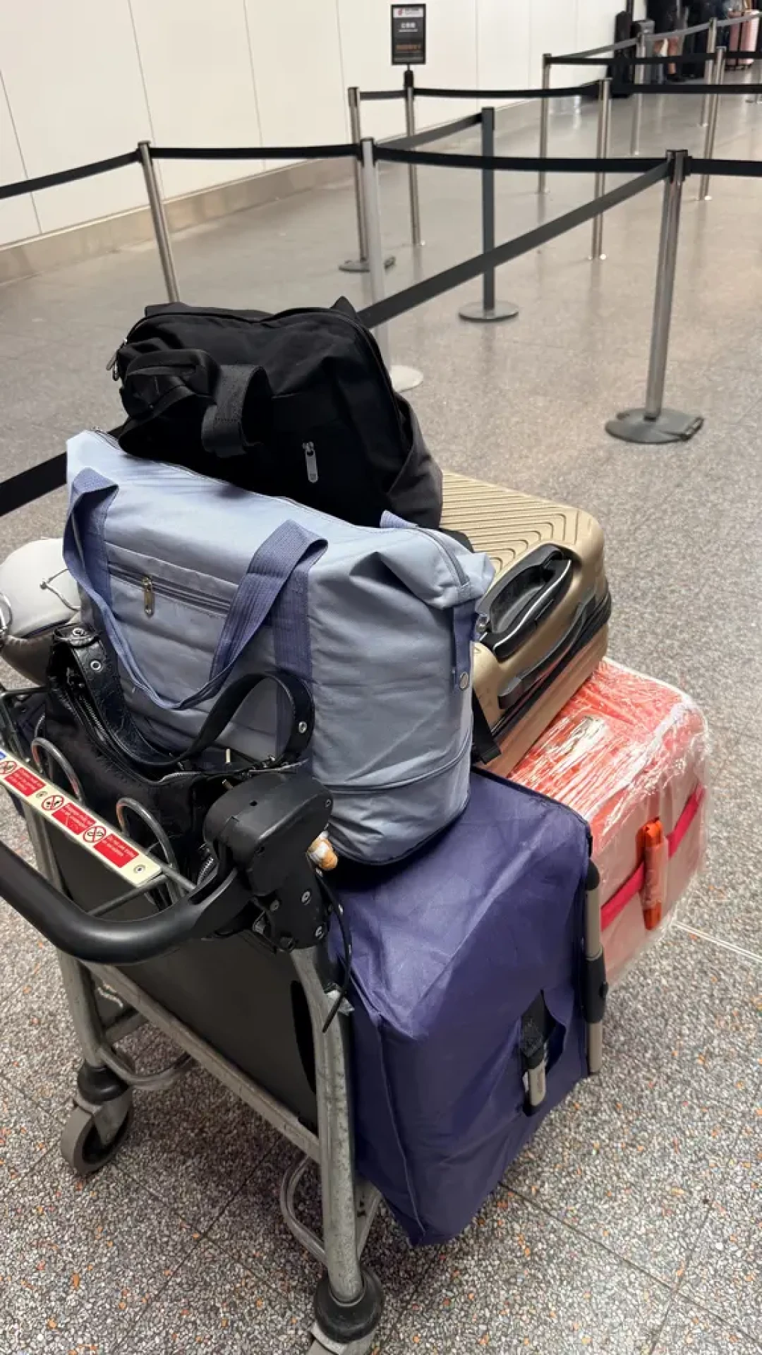 国航开始在伦敦称你的随身行李了:规则页写5kg,现场称的是