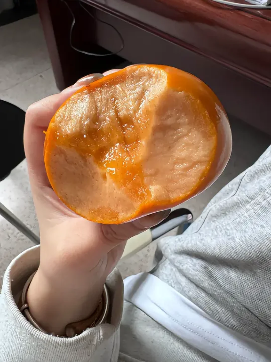 第一箱脆柿就涩口?柿子的脆分两种户口:中秋桌买对那种,买错了温水还能救