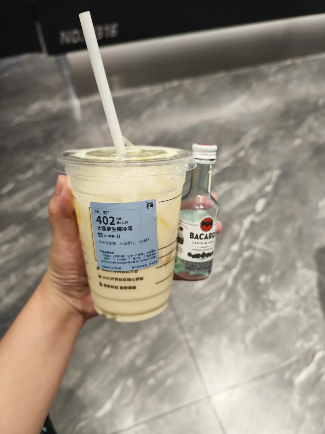同样是「冰岛」,帖与帖的纯酒精差一倍:我对齐了21份网红漂亮酒配方,把三杯最火的酒精、钱和配比各算了一遍