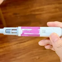 司美格鲁肽刚拿到"治脂肪肝"新身份:但它治的不是你体检报告那行字,电商也不让你买了——打不打、查什么、去哪开、花多少、等不等,一次说清