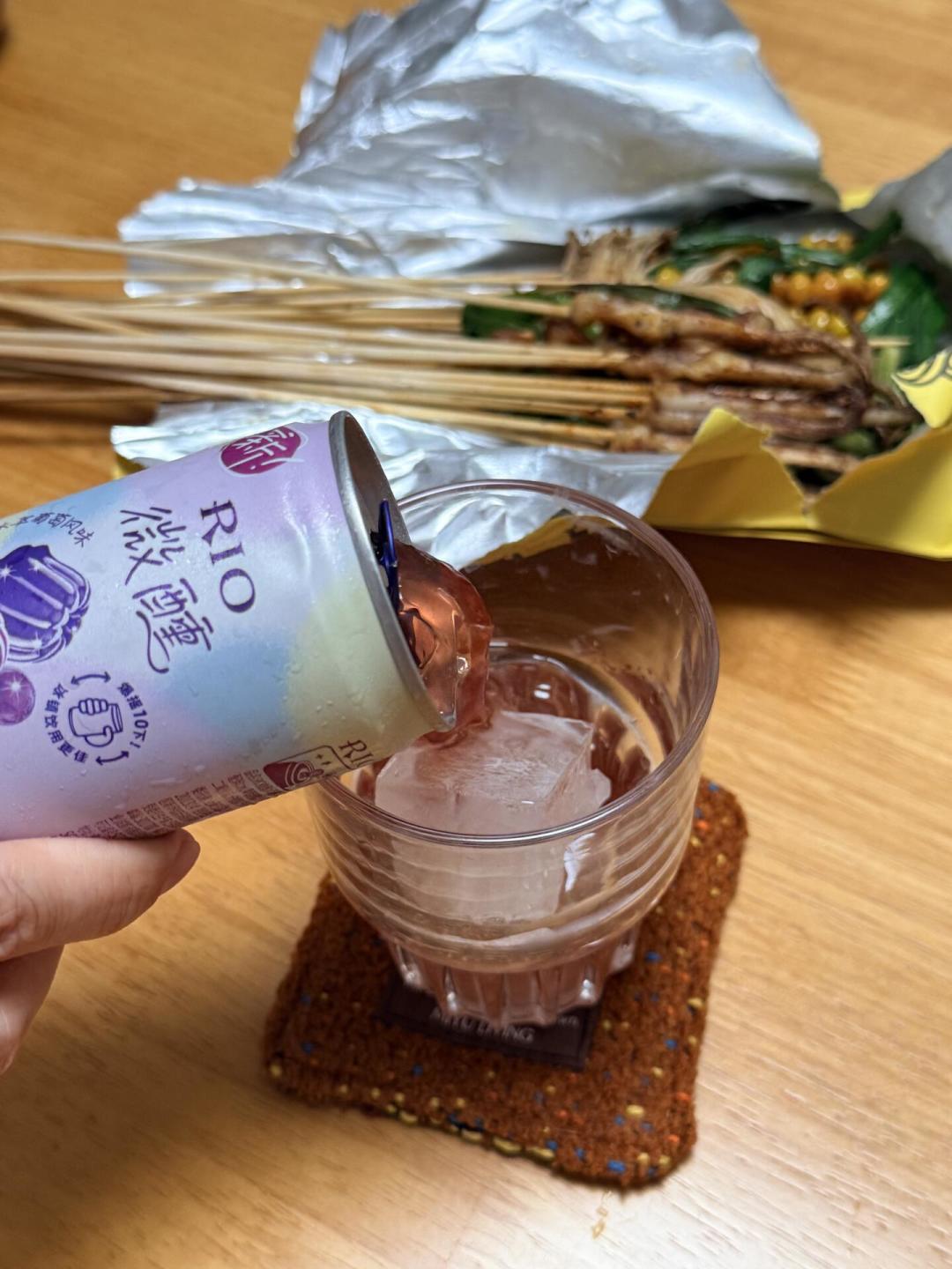 那杯“能嚼的鸡尾酒”想进你家冰箱，得先过三道关：40多篇果冻酒帖和80多条评论，我把瓶口、酒和钱分开算了