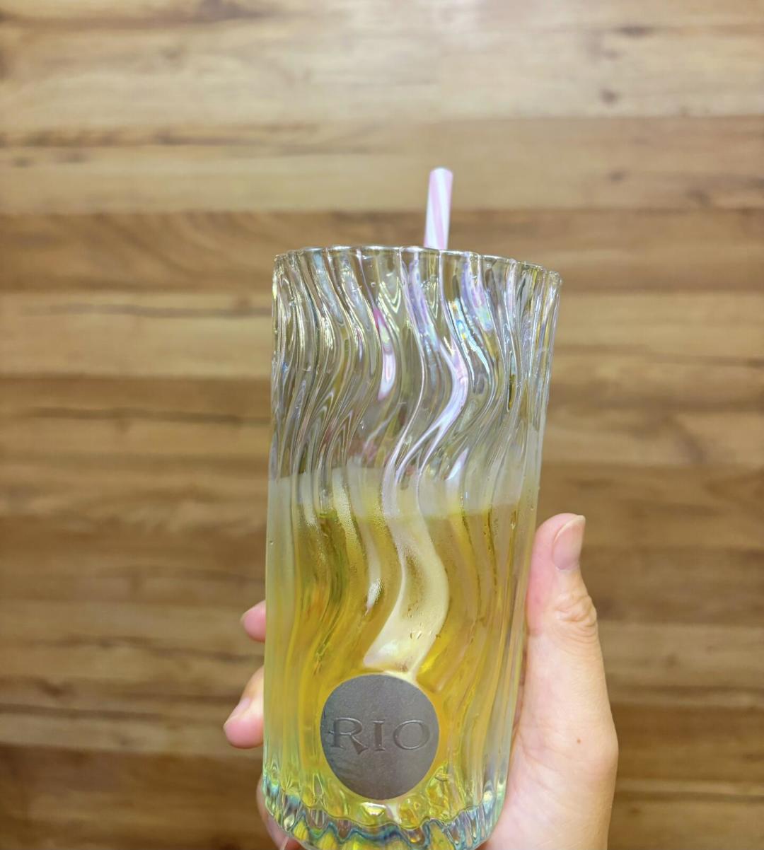 那杯“能嚼的鸡尾酒”想进你家冰箱，得先过三道关：40多篇果冻酒帖和80多条评论，我把瓶口、酒和钱分开算了