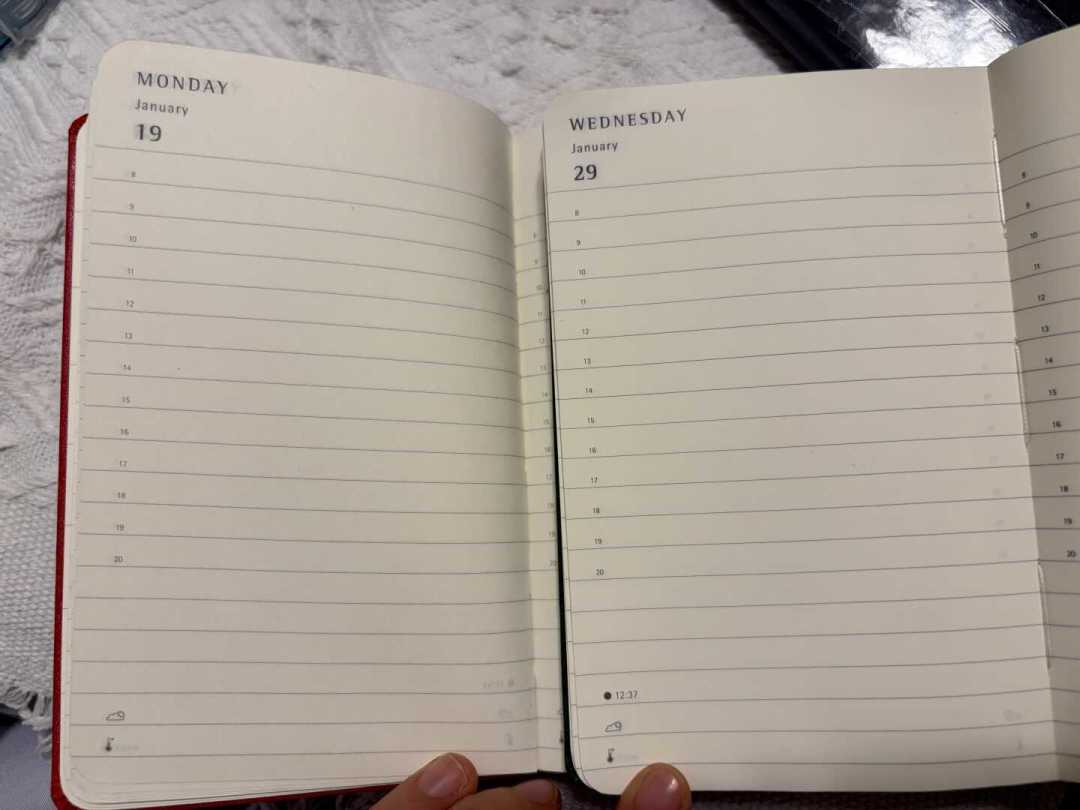 想弃Moleskine的人和换完一圈回来的人,我按“留/换/等”分成三张名单:2027日程本入手前先对号