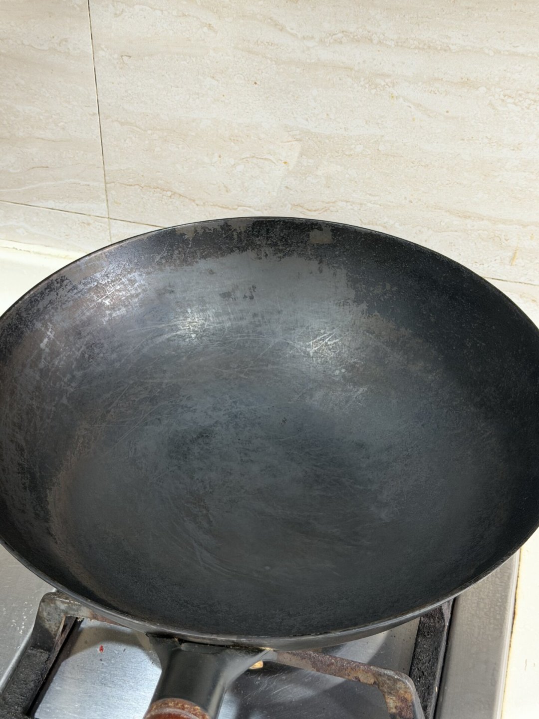 热锅凉油,肉一下去还是粘?四平台吵了四年、7200条评论,对完水珠测试和