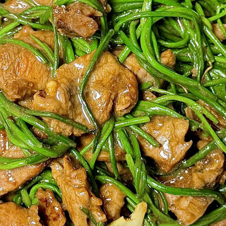热锅凉油，肉一下去还是粘？四平台吵了四年、7200条评论，对完水珠测试和"30秒不动"：不粘靠的是三个数，不是那四个字