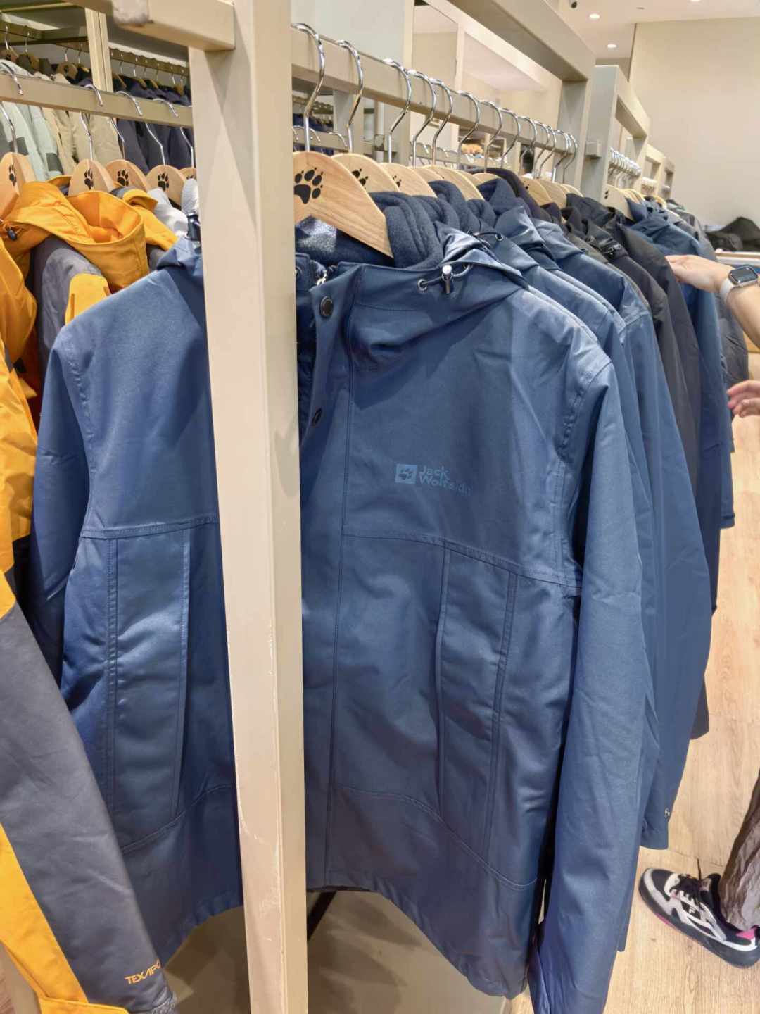 狼爪和探拓这个秋天各讲各的“城野两栖”:把新品口径、三个渠道价签和吊牌数字全摆开,想一件外套兼顾通勤和爬山,先看我这四个数