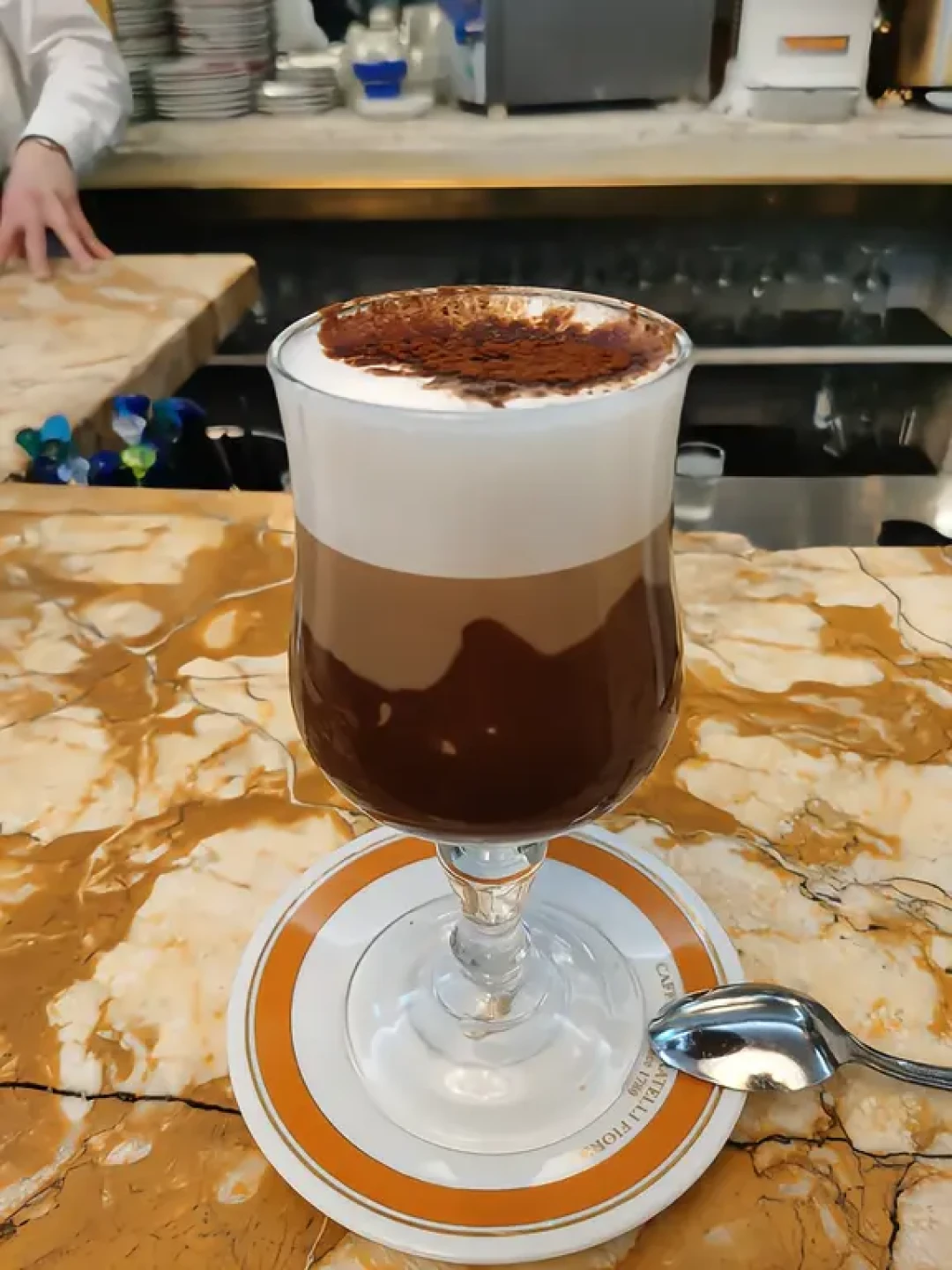 意式浓缩的发源地,为什么端出来一杯「苦糊寡淡」?我把全网意大利bar朝圣翻车帖和旅居党评论扒完,1.5欧那杯是另一套成熟工业逻辑