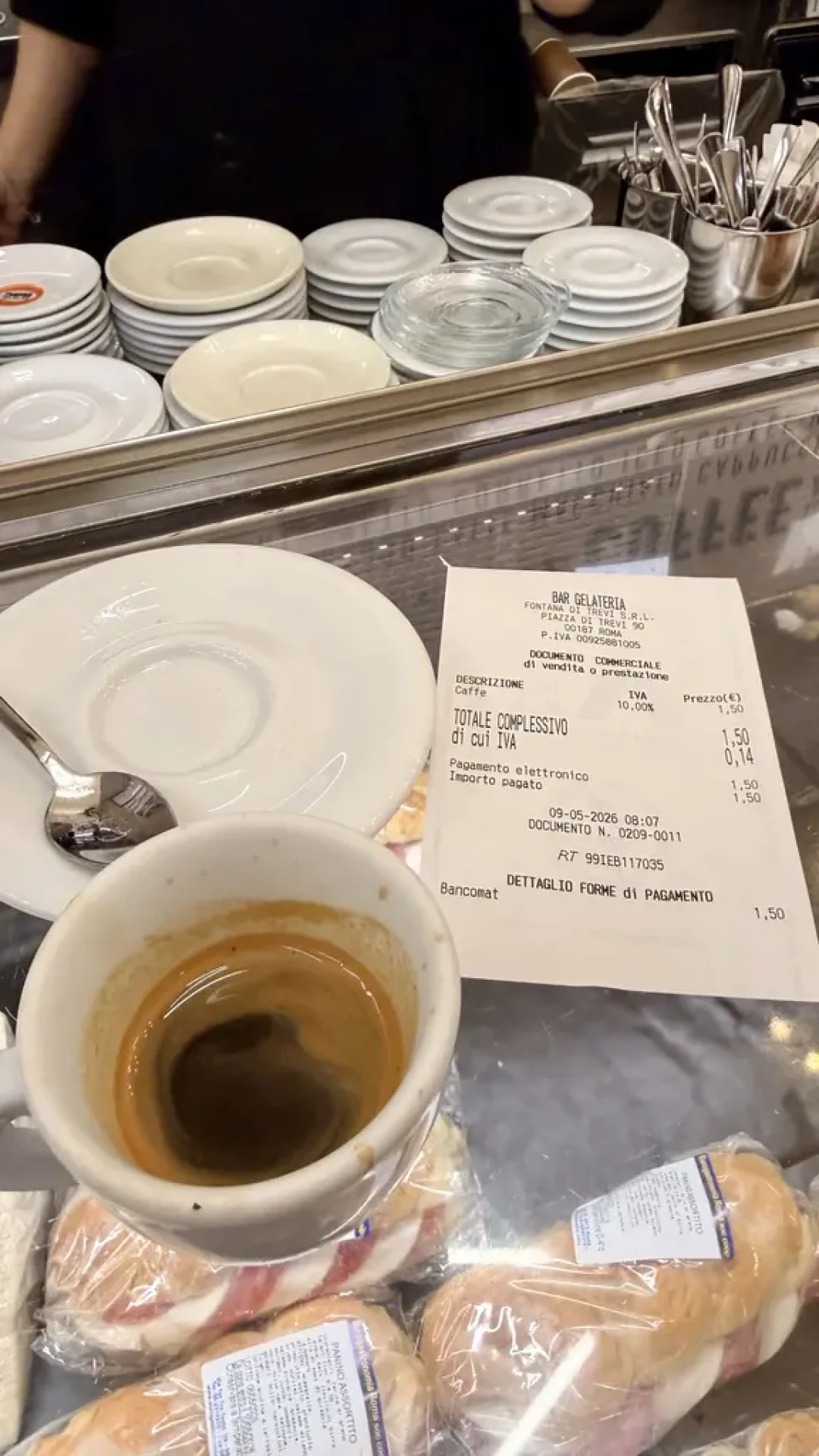 意式浓缩的发源地,为什么端出来一杯「苦糊寡淡」?我把全网意大利bar朝圣翻车帖和旅居党评论扒完,1.5欧那杯是另一套成熟工业逻辑