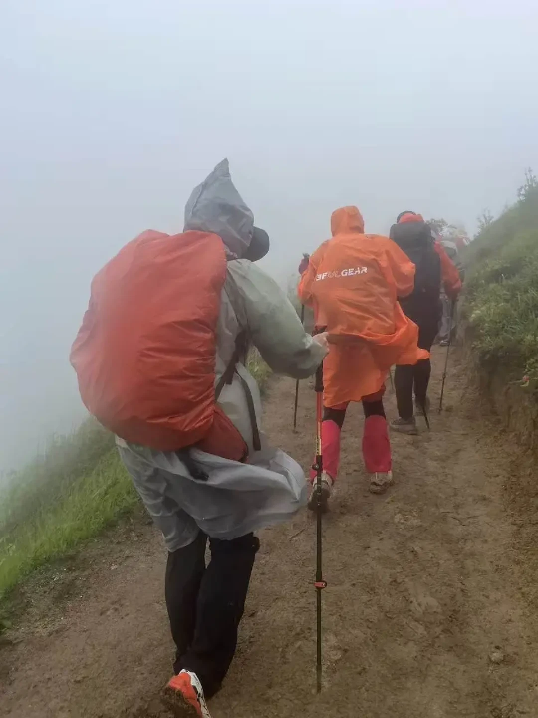官方号喊你「穿去武功山」,上脚的人却吵成两半:一位说泥流基本没滑、一位说走一趟就开线——中秋国庆上山前,先把武功山分成两座,再对迈乐四个版本