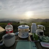 山顶云海营地都在碎石路尽头：电车进山露营前，先把底盘里那块电池对一遍托底清单