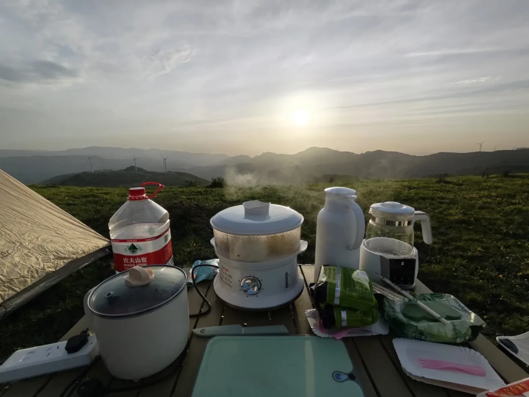 山顶云海营地都在碎石路尽头:电车进山露营前,先把底盘里那块电池对一遍托底清单