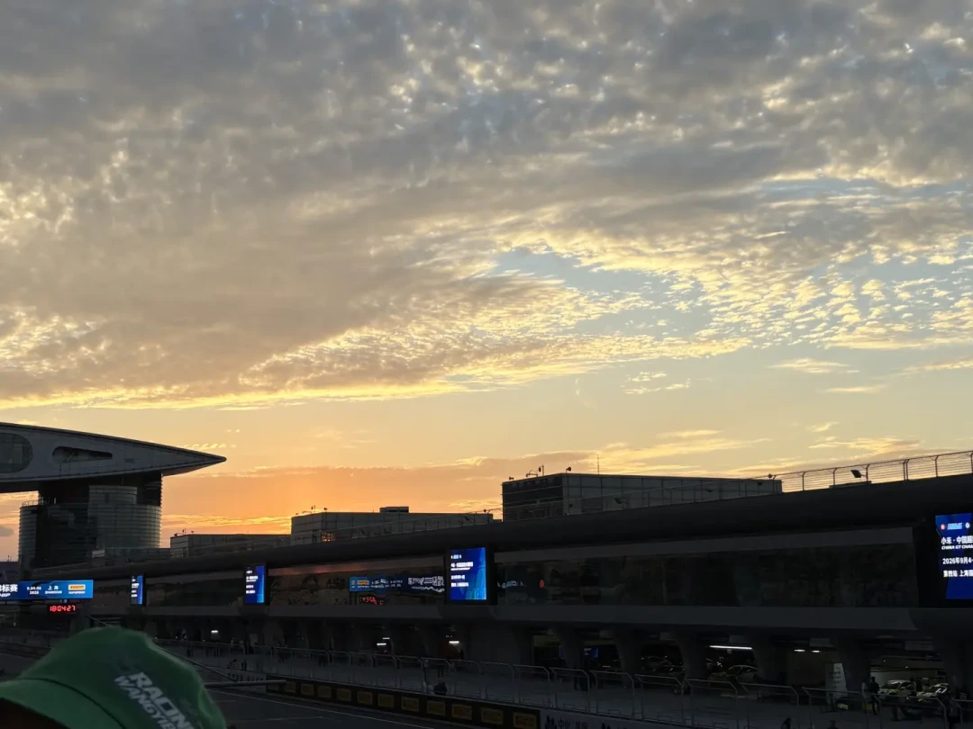 王一博被撞事故裁定后首个比赛日就是9·27:上海8小时耐力赛成本、选座、安全红线,一次讲清