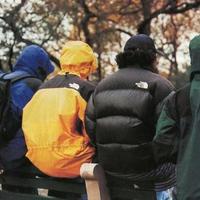 200块的假北面带着「可扫芯片」和「变色防伪标」：这个秋冬捡漏之前，先把你收藏的鉴别技巧放一放