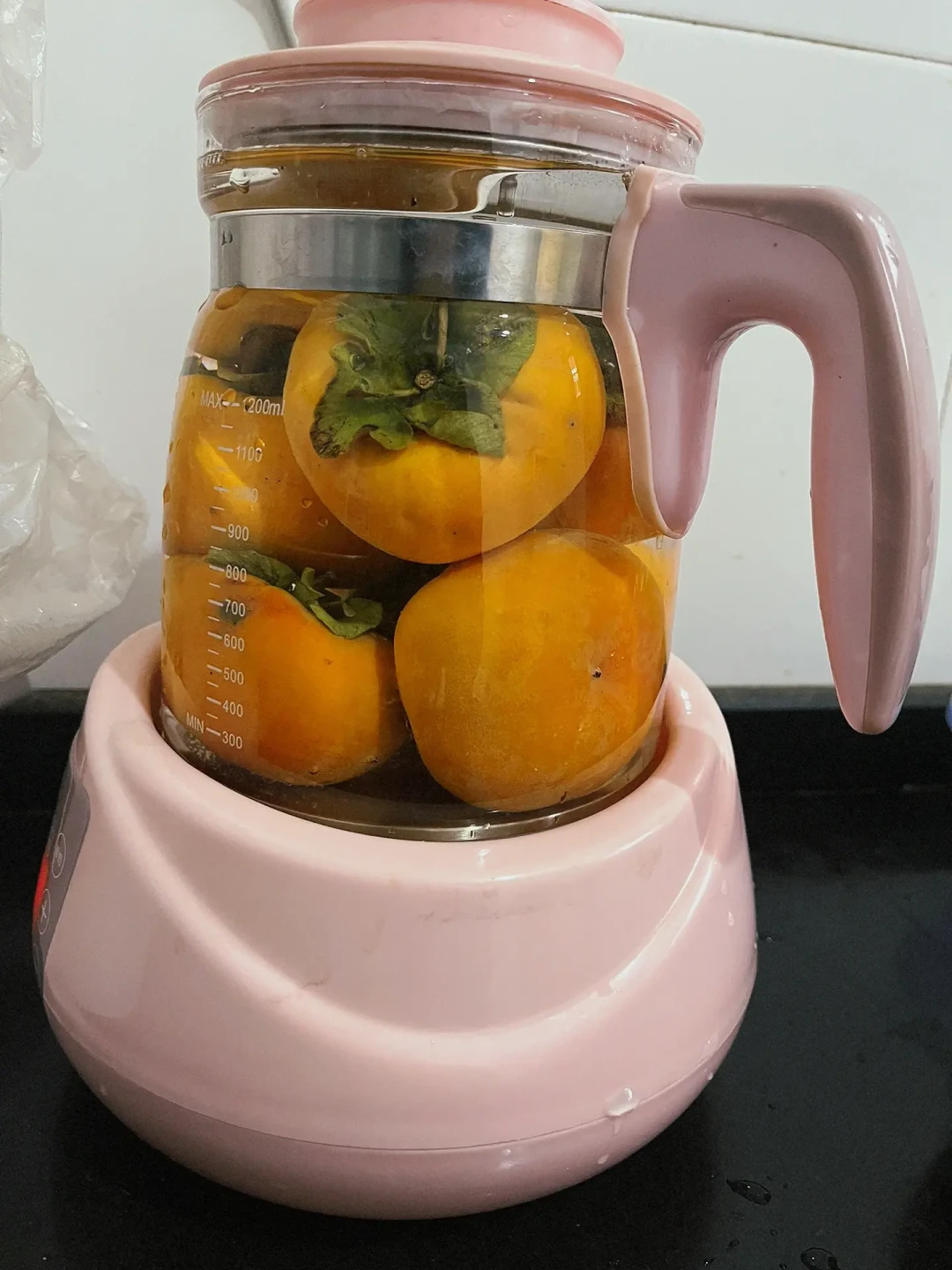 今年的第一批柿子已经上街了,但我劝你别急着整箱囤:舌头麻的那口多半是品种没买对,中秋前把